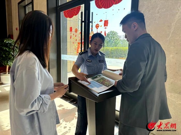 曹县公安局磐石派出所户籍民警深入辖区企业开展流动人口服务管理宣传活动_曹县_大众网(图2)